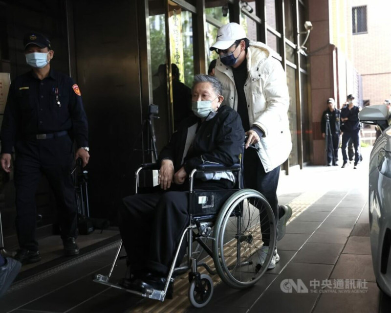 京華城案被告威京集團主席沈慶京（前中）。（中央社檔案照片）   