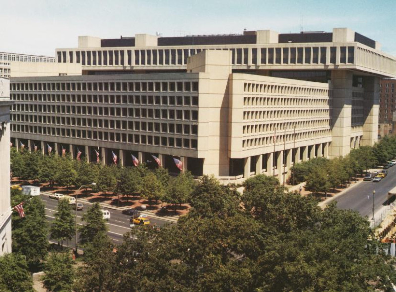  聯邦調查局（FBI）懸賞5萬美元，緝捕涉嫌向執法人員開火的嫌犯。圖為 FBI 大樓。 圖：翻攝自 FBI官網 
