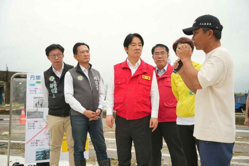 總統賴清德前往台南勘災，沿途碰到受災居民反映需求。   圖：取自「立法委員林俊憲」臉書