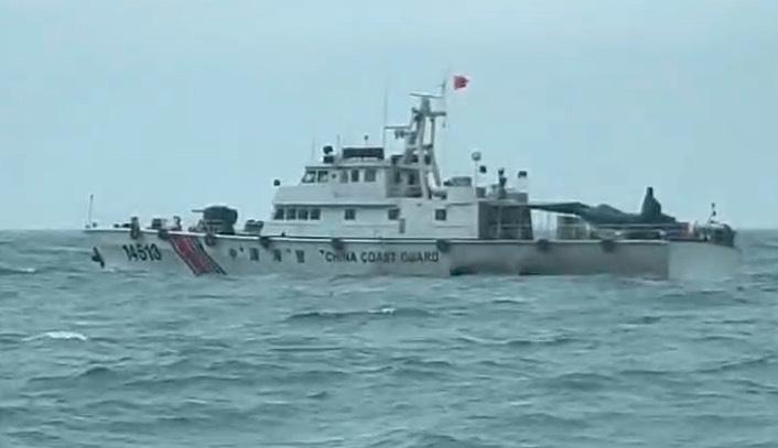 海巡署通報，11日下午2時45分，中國海警船「14608」、「14527」、「14609」及「14513」等4艘再度關閉船舶自動識別系統（AIS），以「暗船」方式編成縱隊，自金門大膽南邊侵入限制水域。   圖：海巡署提供