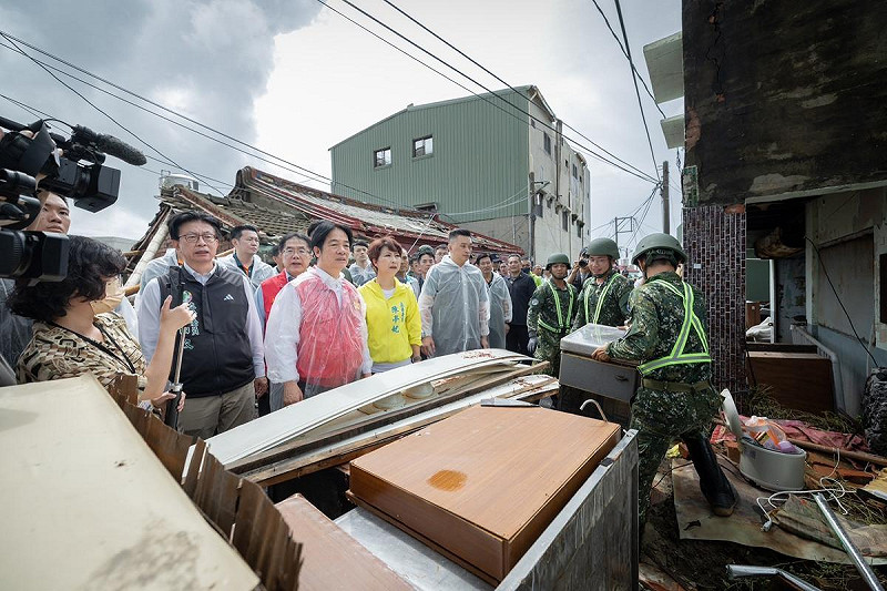 賴清德勘災，國軍協助清理家園。   圖：總統府提供