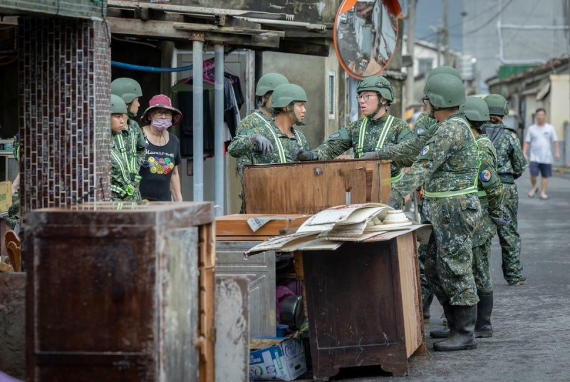 賴清德勘災,國軍協助清理家園。 圖:總統府提供