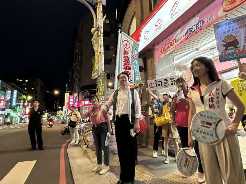  林右昌陪同民團一起掃街力拚罷免葉元之。 圖：民進黨提供 