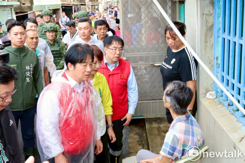 丹娜絲颱風帶來強風豪雨侵襲台灣南部，造成台南市農漁林業及民眾房屋、財物嚴重災損，台南市長黃偉哲陪同賴清德總統前往七股、學甲及後壁等地勘災，瞭解民眾房屋受損、民生水電供給及通訊復原狀況。   圖：台南市政府提供