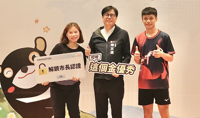 劉睿霖(右)捨台北建中體育班,選擇留在高雄就讀瑞祥高中。 圖:高雄市教育局/提供