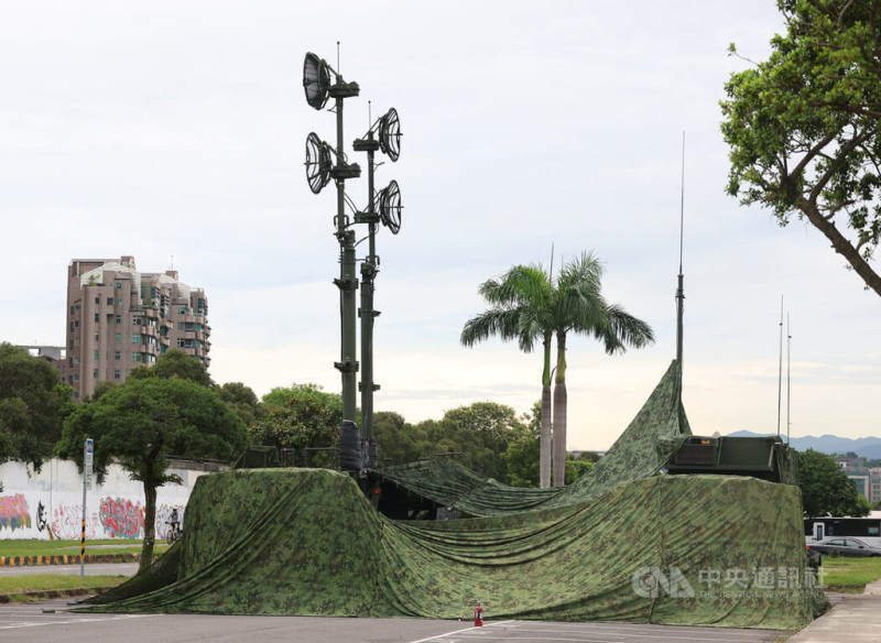 空軍防空暨飛彈指揮部配合漢光41號實兵操演，11日將愛國者防空飛彈系統部署在台北大直美堤河濱公園（圖）等處，包含射控裝備與官兵休憩活動區域均以偽裝網遮掩。中央社記者張新偉攝  114年7月11日   