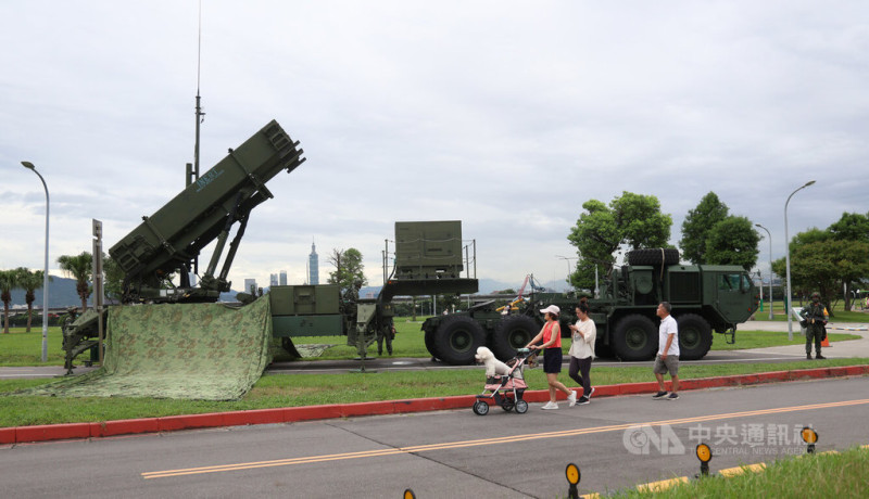 空軍防空暨飛彈指揮部11日上午起在台北大直美堤河濱公園等處部署愛國者防空飛彈系統，採分散式設置在基隆河南北兩岸，一早就受到公園運動、休憩民眾矚目。中央社記者張新偉攝　114年7月11日   