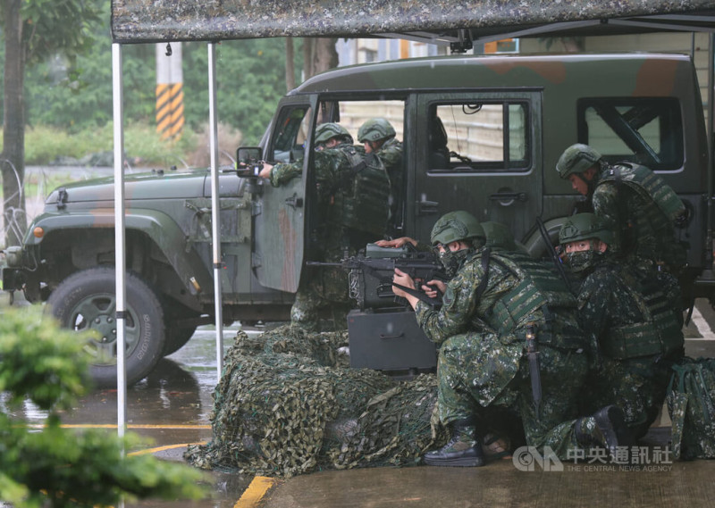 國軍「漢光41號」演習實兵演練，陸軍步兵206旅11日進行臨戰訓練，以後備軍人為主的步三營戰鬥支援連模擬後勤補給地點遭到中國特工襲擾，進行防禦保護輜重等後勤物資不被破壞。中央社記者張新偉攝  114年7月11日   圖：中央社提供