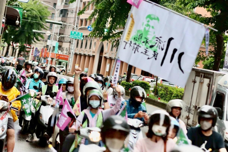 由立法委員王義川發起的「同意罷免大車隊 守護台灣不後退」車隊掃街行動，今（11）日下午在台中登場。   圖：罷免團體/提供