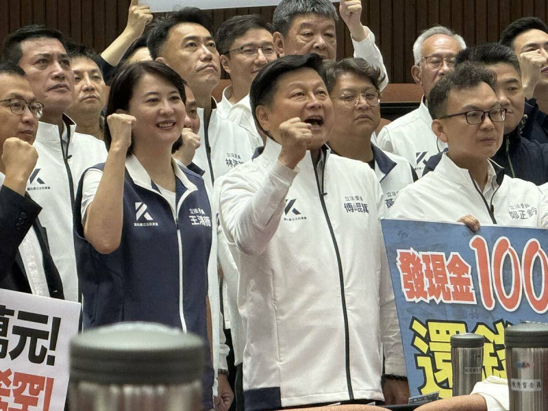沈伯洋痛批藍白三招癱瘓政府，感嘆「看著他們歡呼的臉龐，台灣的未來在笑聲中被拍賣」。   圖：翻攝沈伯洋臉書