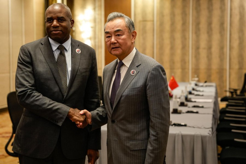 英國外交大臣拉米（David Lammy）在馬來西亞與中國外交部長王毅會談。   圖/@DavidLammy