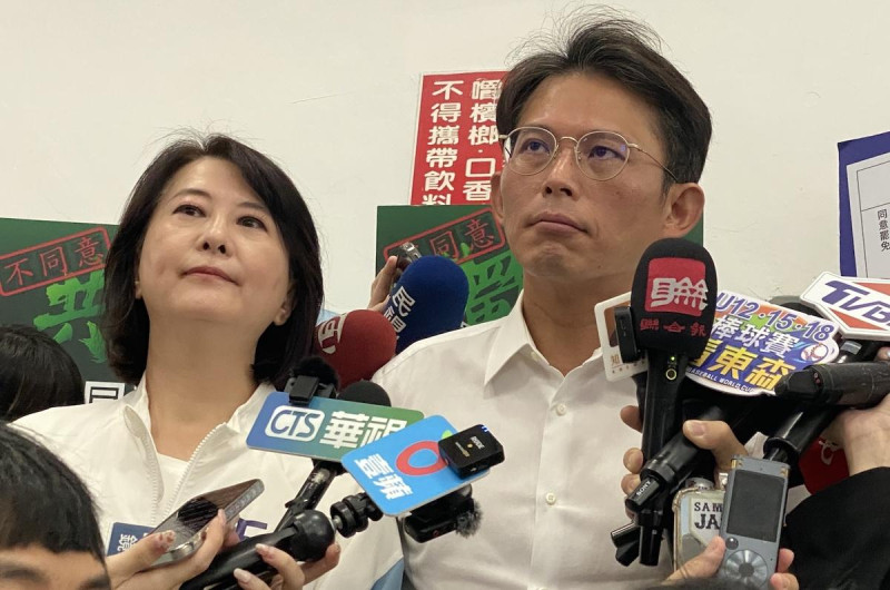 國民黨立委王鴻薇與民眾黨立委黃國昌   圖：林朝億/攝