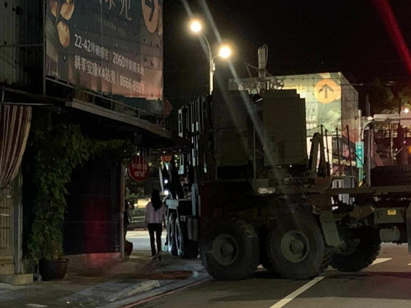 愛國者飛彈發射車晚間擦撞民宅棚架。   圖：翻攝台灣讚警臉書