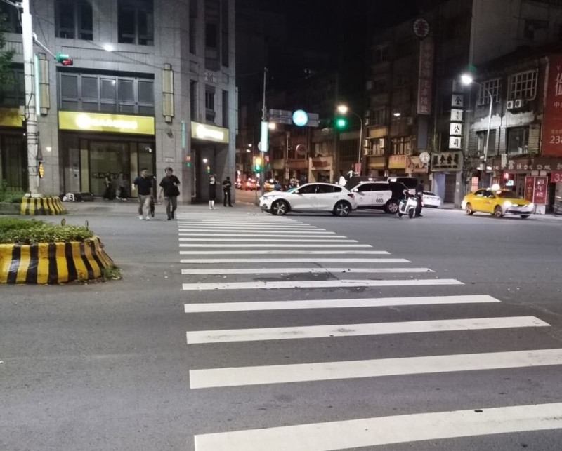 台北市警察局中山分局中山一派出所蔡姓員警12日凌晨騎警用機車趕赴處理糾紛案，在中山北路口左轉時遭計程車撞擊，蔡姓員警重傷送醫搶救。（警方提供）中央社記者劉建邦傳真  114年7月12日   