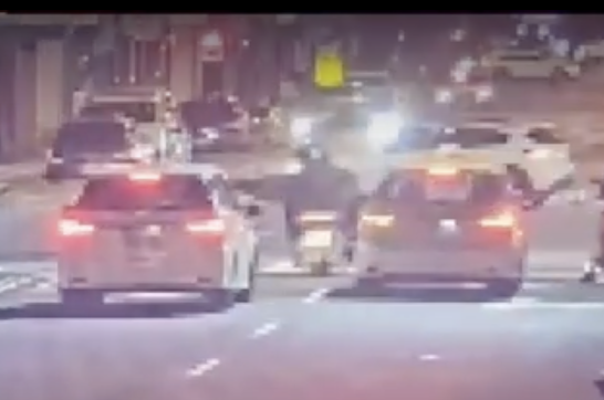 蔡員當時騎乘警用機車沿中山北路北往南，準備左轉長安東路時，已開啟警示燈及警報器，卻在路口遭一輛直行的多元計程車撞上。   圖：翻攝自 影片截圖