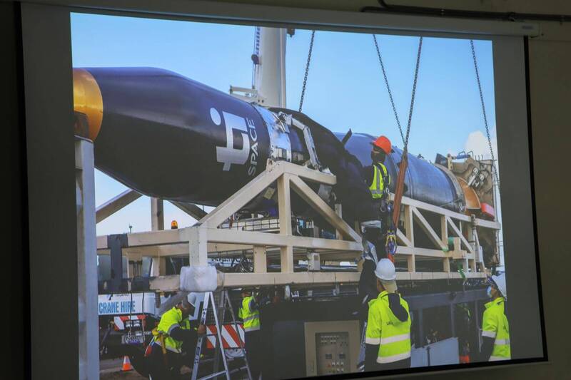 台灣新創太空公司「晉陞太空」今(12)日在日本北海道大樹町的民營發射場，進行自主研發的兩節式火箭「VP01」。   圖：苗栗縣政府／提供