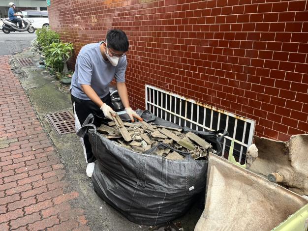 丹娜絲挾帶強風豪雨重創台南地區，造成多處石綿建材受損與災後廢棄物產生。   圖：台南市環保局／提供