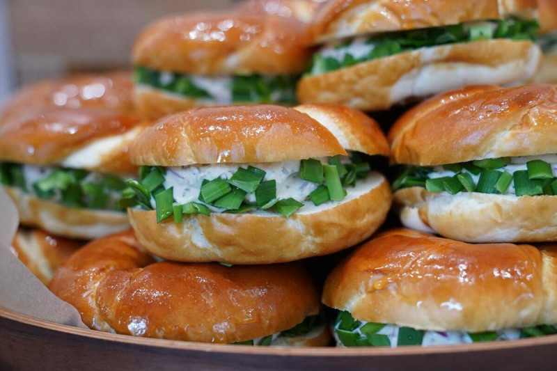 「Bagel & Bagels,以每日手工現作、口味多元的貝果聞名,每日限量1200顆,常常一早就被搶購一空。 圖:業者提供