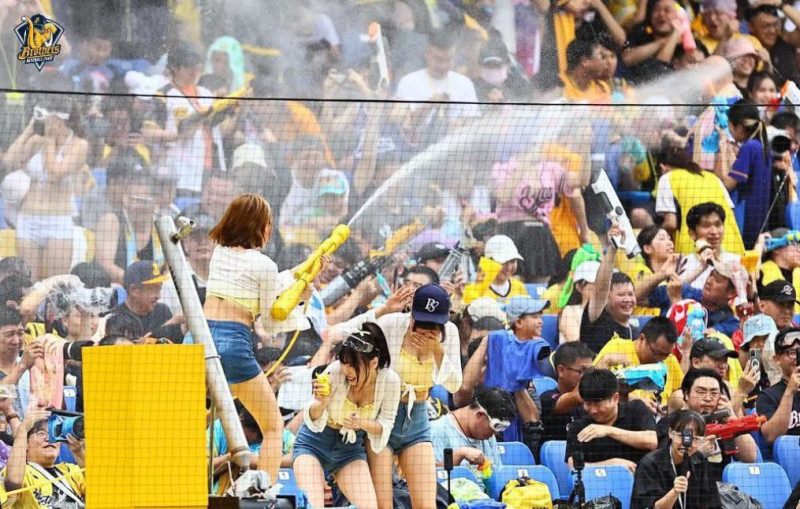 《2025中信兄弟涼水祭》於 7 月 12、13 日在台中洲際棒球場登場，結合音樂魅力與沁涼灑水體驗，全面升級為夏日必訪的濕身棒球盛典。   圖：台中市政府／提供