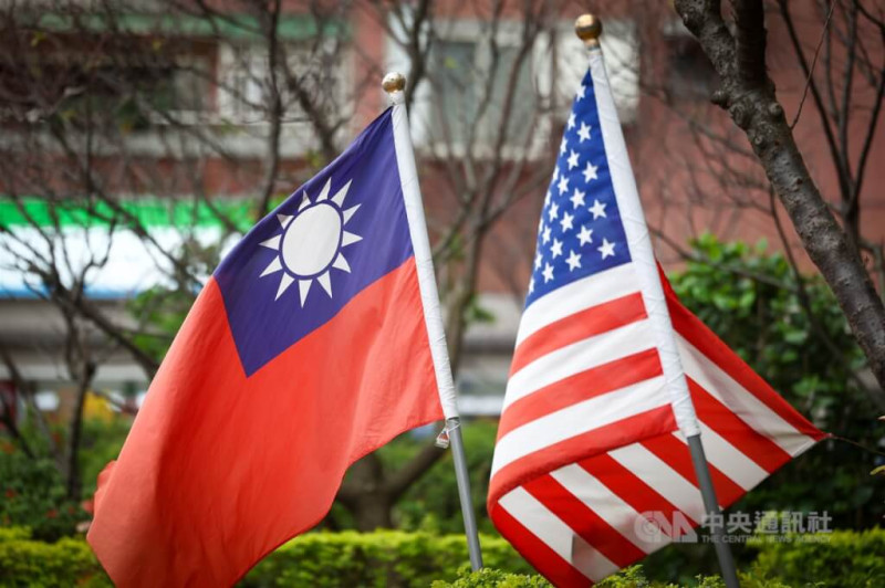 圖為中華民國國旗（左）與美國國旗。   圖：中央社提供