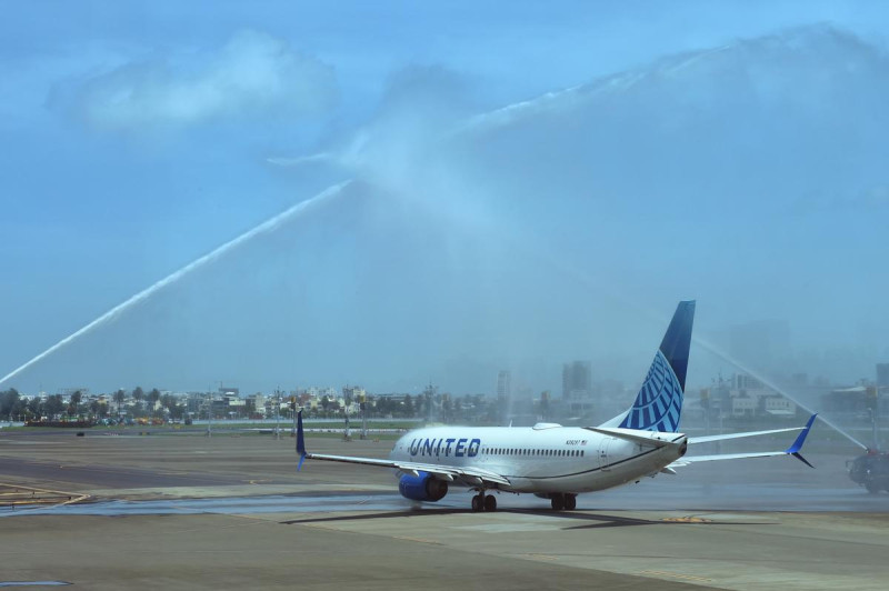聯合航空「高雄-東京成田」航線首航班機舉行水門禮儀式。   圖：聯合航空公司/提供