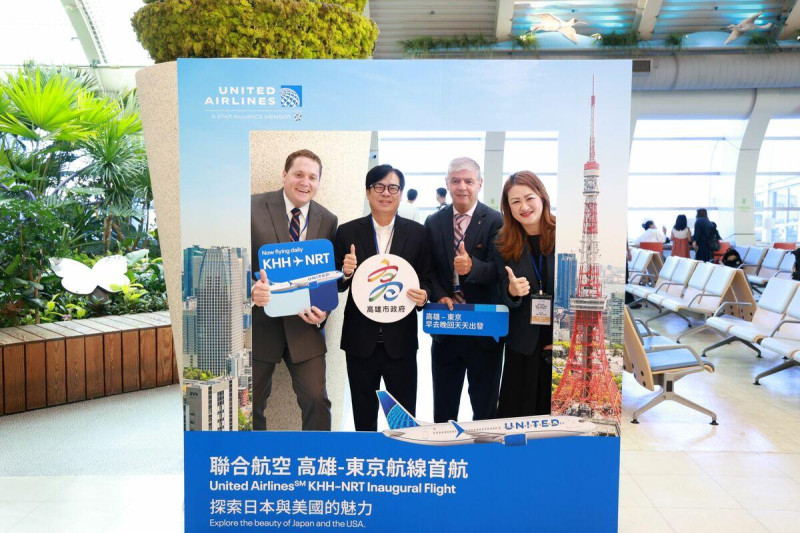 馬富斯(右2)、陳其邁(左2)、高閔琳(右1)及張子霖(左1)歡迎旅客搭乘首航班機往返高雄、東京兩地。   圖：聯合航空公司/提供