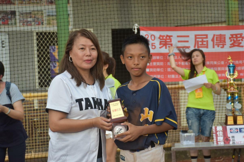 陳品聲(左)頒發個人獎項給表現優異的選手。   圖：孫家銘攝