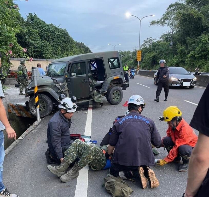 國軍第四作戰區轄屬重防營一輛輕型戰術輪車12日行經高雄市旗山區旗南路時自撞路墩，3名官兵受傷，送醫治療無生命危險。   圖/高雄市警察局旗山分局提供