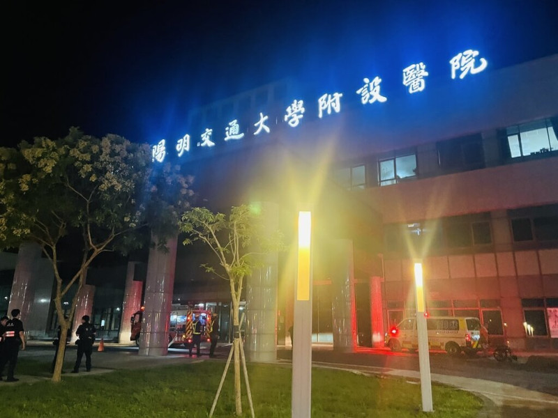 國立陽明交通大學附設醫院蘭陽院區5樓電氣室的弱電箱，13日凌晨起火冒出黑煙，院方緊急疏散102人，幸無人員受傷。（讀者提供）中央社記者王朝鈺傳真　114年7月13日   
