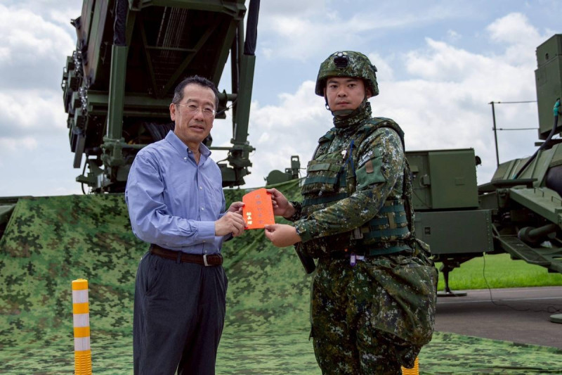 國防部長顧立雄肯定官兵戮力戰訓，並頒發加菜金慰勉官兵辛勞。   圖：國防部提供