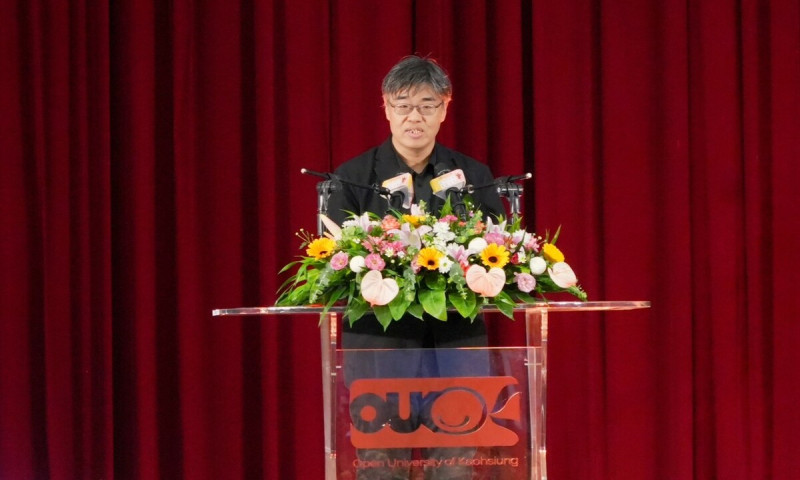 李懷仁上台致詞後,回到座位即接獲女畢業生跑地陳情。 圖:高雄空大/提供