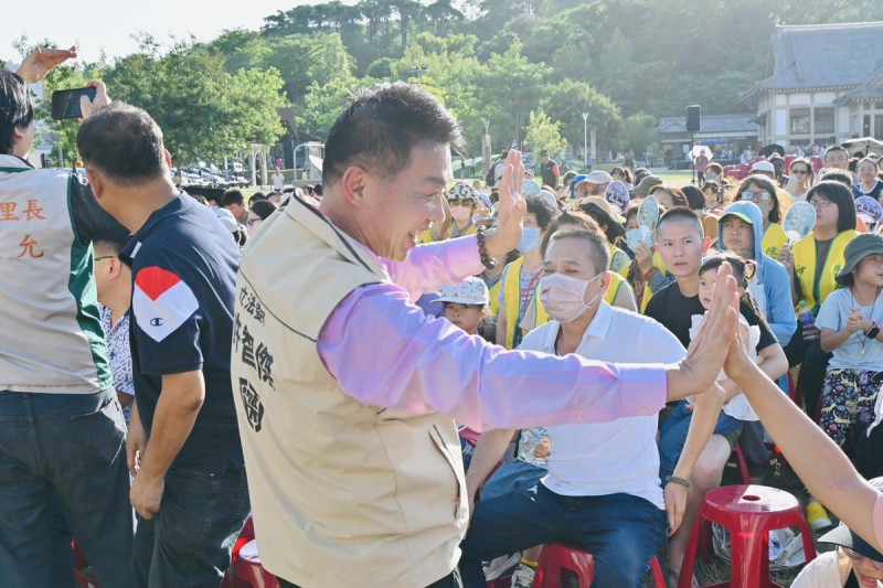 許智傑(中)在旗山辦活動，與支持者擊掌互相打氣。   圖：許智傑辦公室/提供