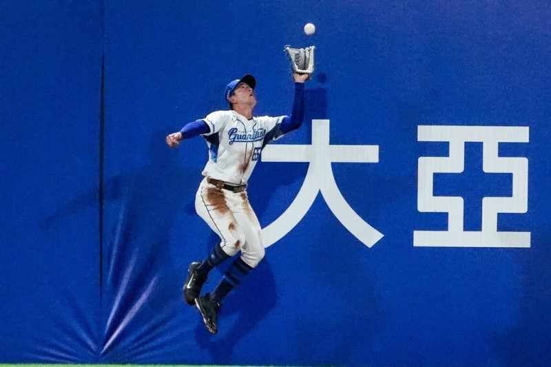 中華職棒富邦悍將隊野手蔡佳諺（圖）相隔3個月再回一軍，11日賽事代打上場，8局下敲出安打，9局接替守左外野也有美技守備，接殺一記深遠飛球。（富邦悍將提供）中央社記者謝靜雯傳真 114年7月13日   