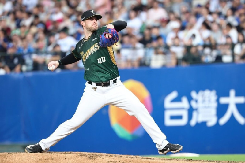 中華職棒台鋼雄鷹隊洋投後勁（Bradin Hagens）（圖）12日先發登板，用96球投6局，被敲4支安打，投出6次三振、1次四壞保送，無失分，奪個人本季第9勝、跨季19連勝，再2場就追平由退役球員潘威倫保持的跨季21連勝紀錄。（台鋼雄鷹提供）中央社記者謝靜雯傳真　114年7月13日   