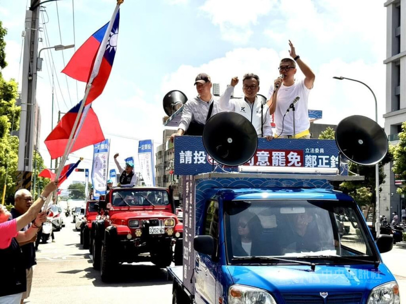 國民黨新竹市立委鄭正鈐(車上中)罷免案26日將投票,國民黨副主席連勝文(車上右)13日與鄭正鈐展開車隊掃街,呼籲民眾務必票投「不同意罷免」。中央社記者魯鋼駿攝 114年7月13日