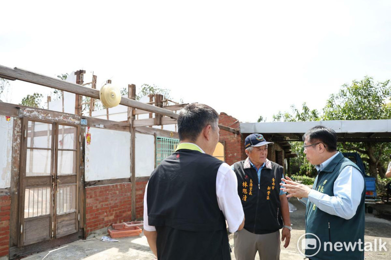 台南市長黃偉哲前往各災區視察災情與災後復原情形，並聽取地方意見，強調市府將持續掌握災區狀況、整合資源，全力協助民眾度過難關，未來也將爭取經費，協助受災地區早日重建與復原。   圖：黃博郎／攝