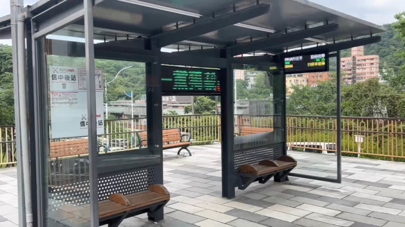 有民眾13日發現基隆東光路「信中後站」候車亭內電子看板，顯示「不同意立法院一黨獨裁」等文字，遭罷團質疑為政治宣傳。里長翁誠鍾表示，為免誤解擴大，傍晚已先將文字移除。   圖: 罷免團體「基隆絕沛」提供