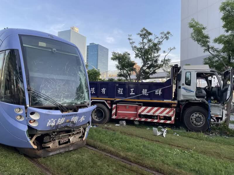 高雄輕軌「雄熊愛上你」主題彩繪列車，與違規肇事的大貨車發生碰撞。   圖：高雄市消防局/提供