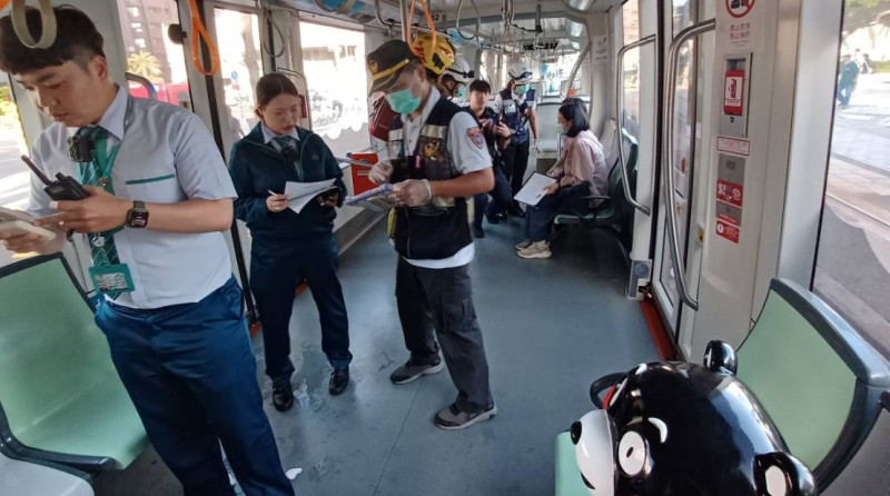 輕軌人員與消防隊查看乘客是否受傷。 圖:高雄市消防局/提供