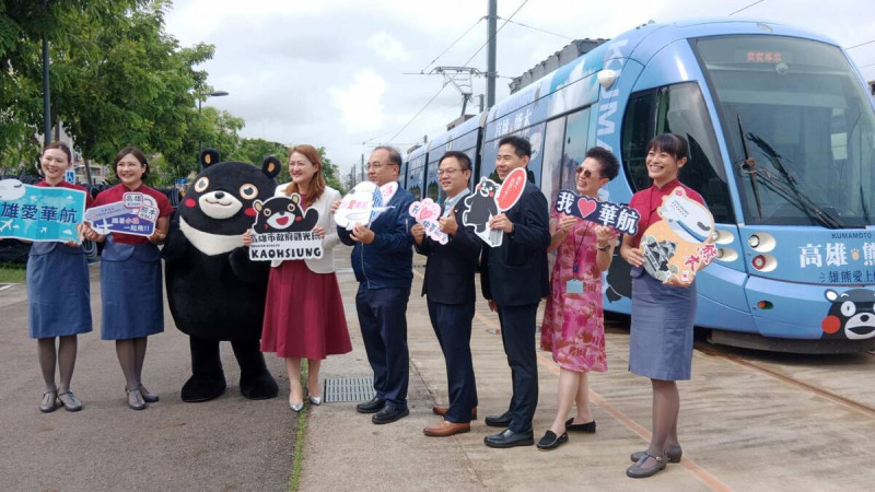 高市觀光局與熊本縣及中華航空宣布「熊本熊與高雄熊彩繪輕軌列車」正式上路。 圖:孫家銘攝(資料照)