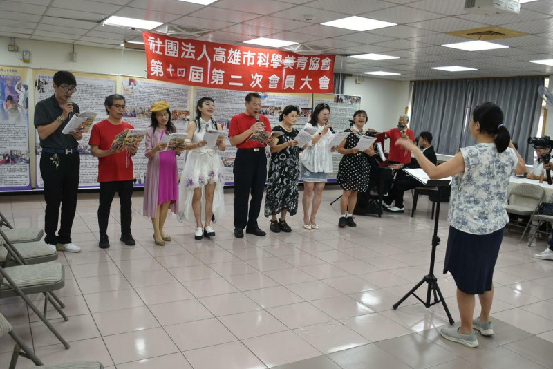 高雄市科學美育協會會員合唱《科學美育之歌》、《生命大畫布》、《素蓮親像山》等三首自創曲。   圖：孫家銘攝