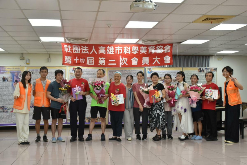 鳳山紅十字慈暉園院生向高雄市科學美育協會創會至今的五位理事長獻花致謝。   圖：孫家銘攝