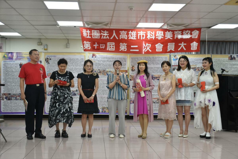 會員大會舉辦公益捐款儀式，支持協會持續推動慈暉園藝術行動。   圖：孫家銘攝