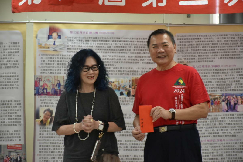郭琇娟(左)捐贈高雄市科學美育協會，由楊友茂(右)代表接受。   圖：孫家銘攝
