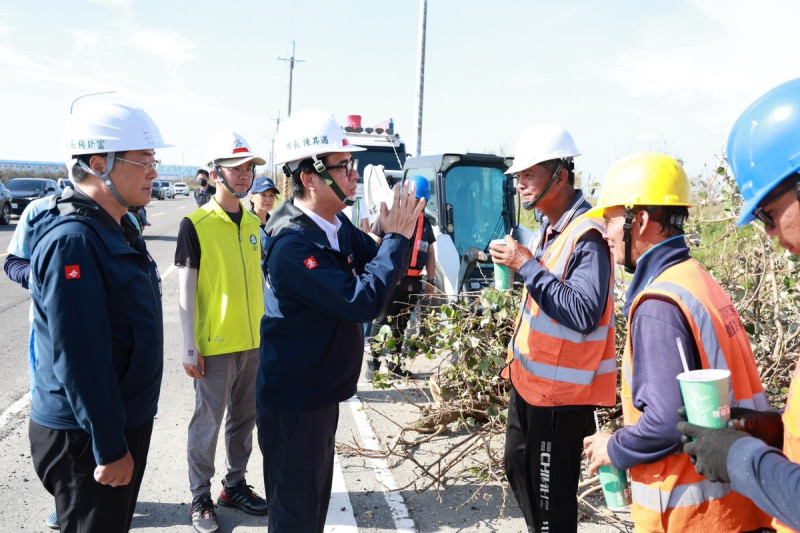 高雄市長陳其邁13日再次前往嘉義、台南災區,為高雄市所派遣支援人員加油打氣。 圖:翻攝自陳其邁臉書