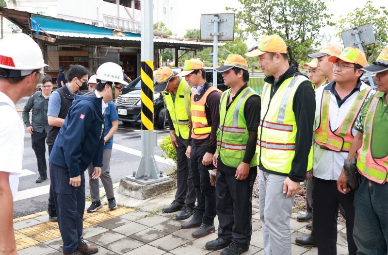 高雄市長陳其邁13日再次前往嘉義、台南災區,為高雄市所派遣支援人員加油打氣。 圖:翻攝自陳其邁臉書
