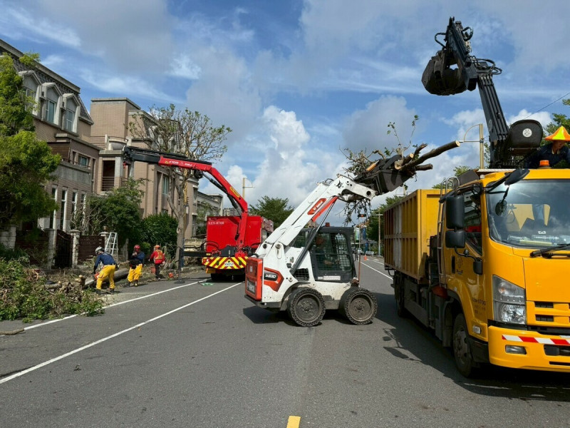 陳其邁派遣高雄市支援人員前往嘉義和台南協助災民清理倒塌的路樹。 圖:翻攝自陳其邁臉書
