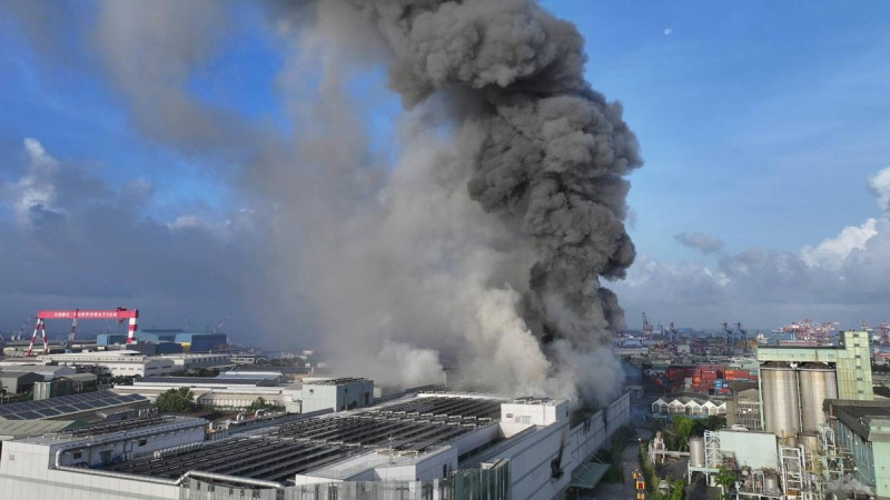 高雄市小港區長春街18號的三元能源科技公司，今（14）日清晨發生嚴重工廠火警，火勢猛烈，大量濃煙直衝天際，景象駭人。   圖：高雄市消防局/提供