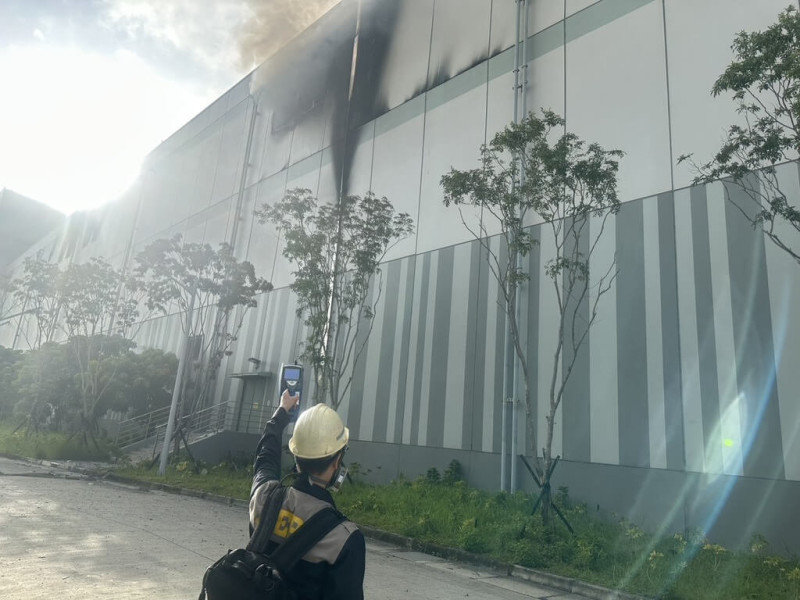 高雄市小港區三元能源公司鋰電池工廠14日清晨起火，現場建築冒出大量濃煙，高雄市政府環保局空污小組派員現場檢測。（高雄市政府環保局提供）中央社記者張已亷傳真  114年7月14日   