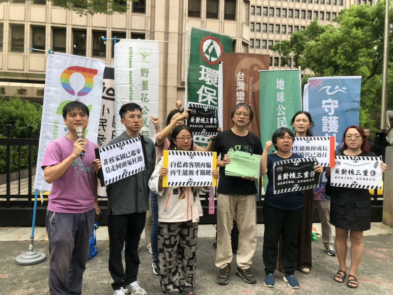 「核三重啟公投反方辦事處連署達標記者會」今（14）日於中央選舉委員會外舉行，公布突破2,000人的連署，遠高於法定的連署人數978，達成率超過200%！多個團體呼籲中選會加速審查，儘速成立反方辦事處，以保障公投辯論雙方聲音。   圖：綠黨提供